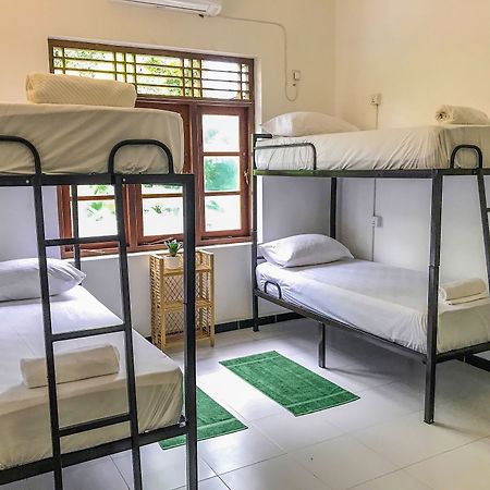 Bed & Bicycle Hostel Dehiwala-Mount Lavinia Exterior photo