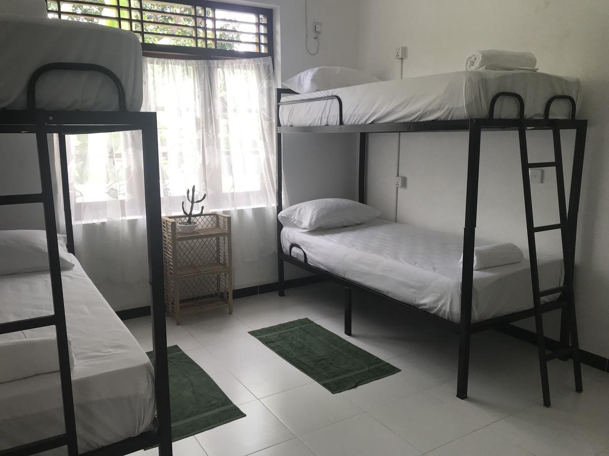 Bed & Bicycle Hostel Dehiwala-Mount Lavinia Exterior photo
